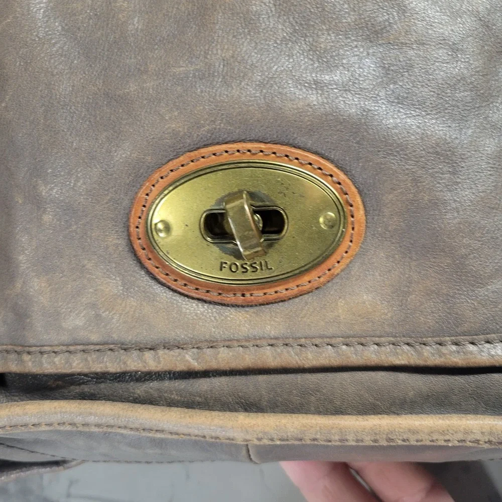 Fossil Brown Distressed Leather Messenger Bag Crossbody Satchel Turnlock Vintage